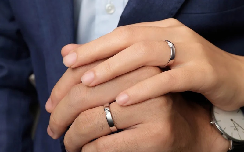 Nhẫn cưới vàng trắng thường mang thông điệp về sự tinh khiết, cam kết bền vững