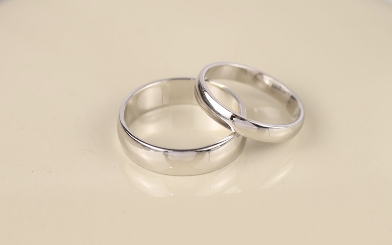 Điểm dễ nhận thấy nhất ở nhẫn cưới vàng trắng thời thượng là bề mặt sáng, sạch và trung tính