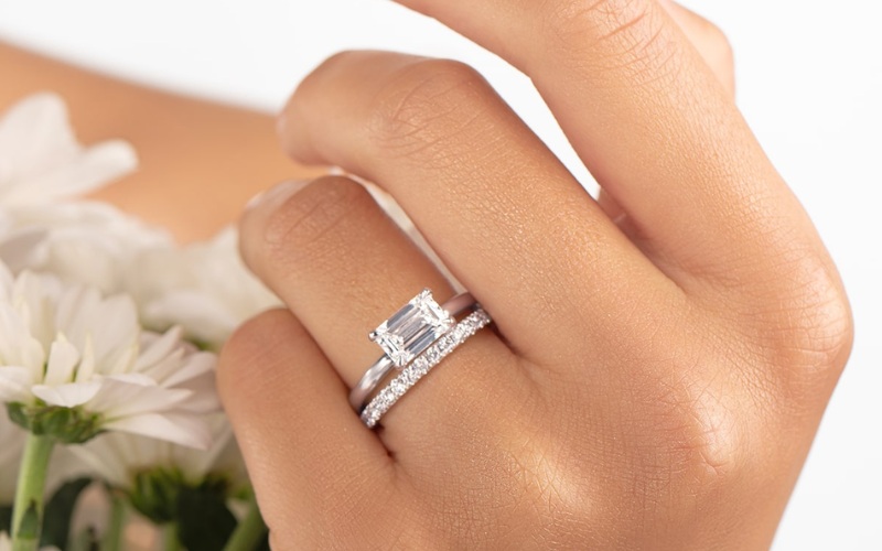 Cặp đôi hợp nhẫn cưới vàng trắng thường là những người ưu tiên vẻ hiện đại, tính ứng dụng