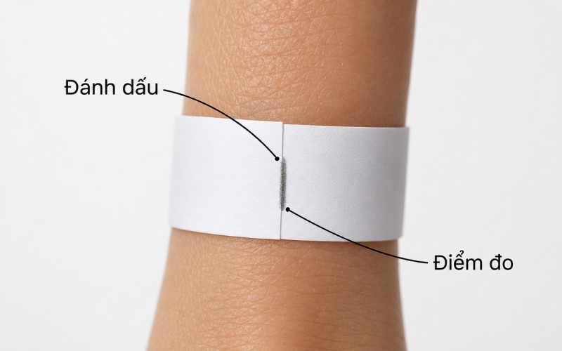 Cận cảnh vị trí hai đầu giấy chạm nhau và điểm đánh dấu trước khi đo chiều dài