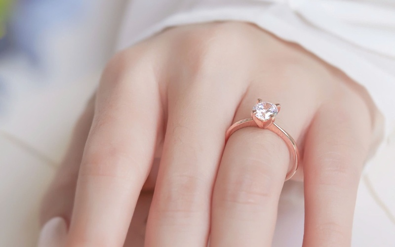 Nhẫn cầu hôn kim cương vàng hồng 14K đính đá chủ lấp lánh