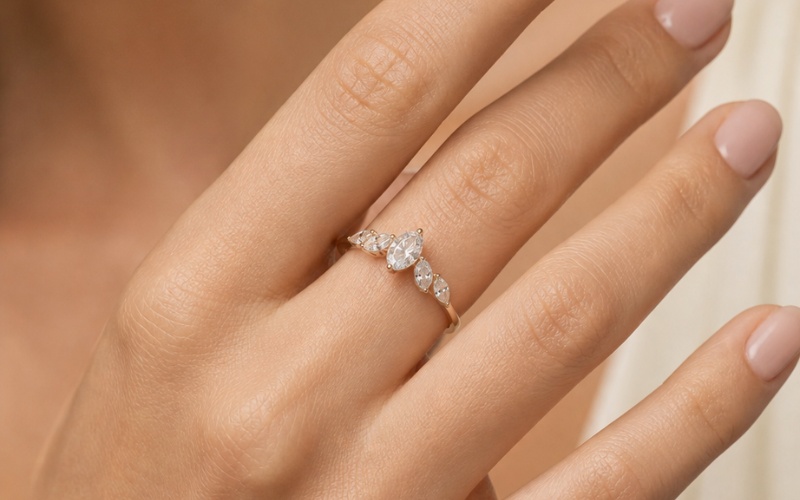 Đai nhẫn mảnh và đá oval cho tay ngón ngắn