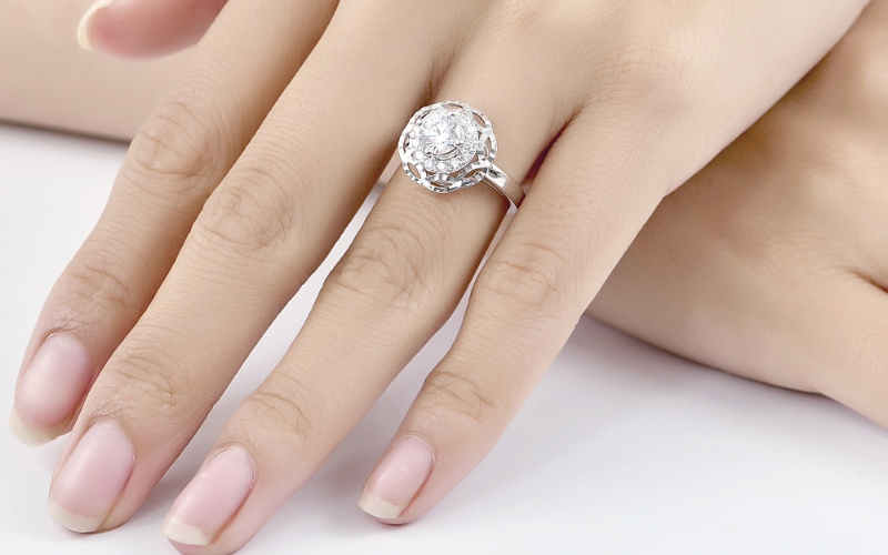 Kiểu nhẫn Halo có viên chủ được bao quanh bởi đá nhỏ