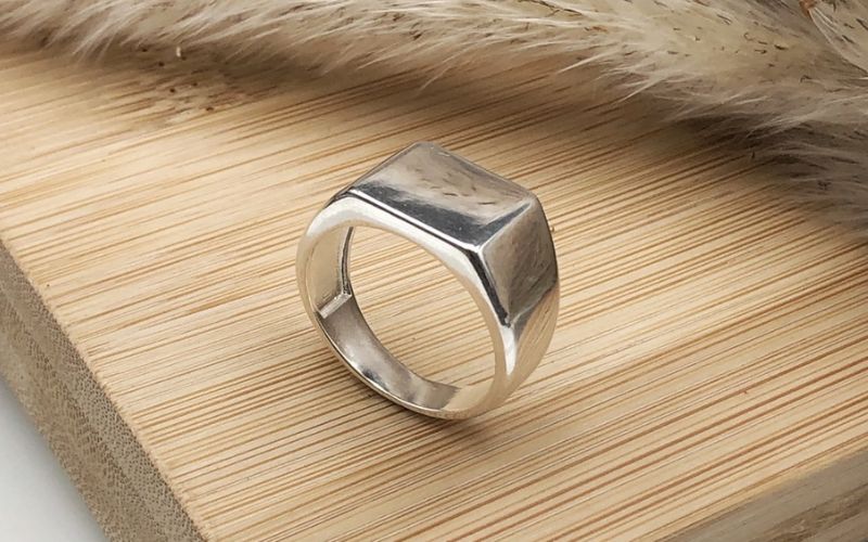 Nhẫn mặt vuông hoặc chữ nhật giúp tay trông chắc và rõ khối hơn