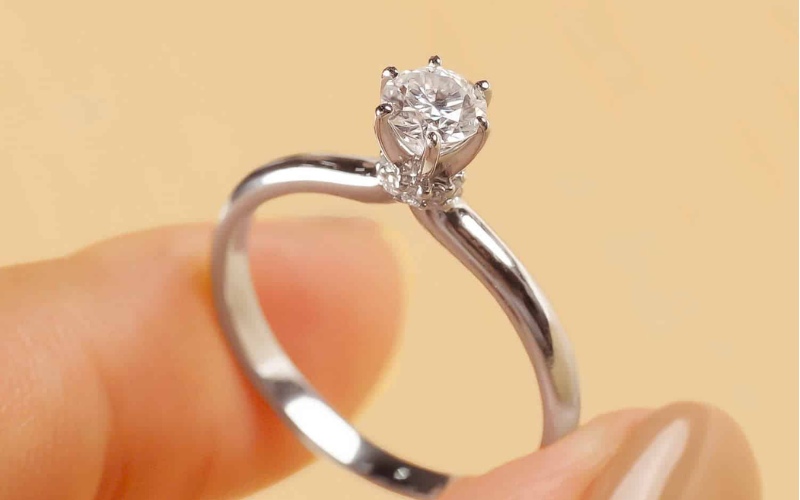 Solitaire là kiểu nhẫn tập trung vào một viên chủ, ít chi tiết phụ