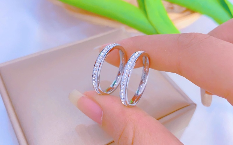 Các mẫu nhẫn cưới đính full đá gặp khó khăn khi cắt sửa nhẫn