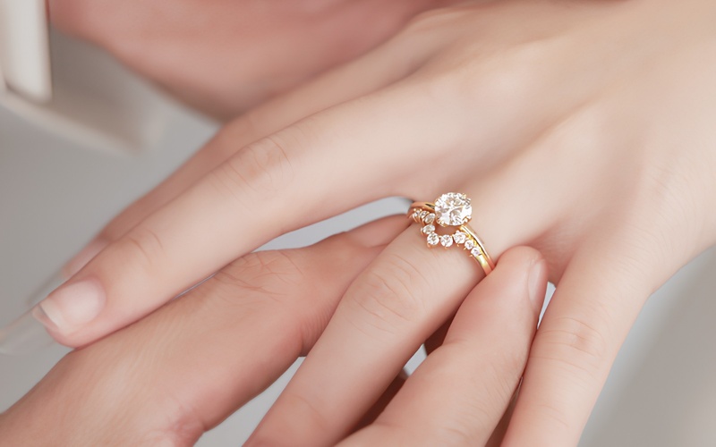 Nhẫn cầu hôn đính kim cương lấp lánh và nổi bật