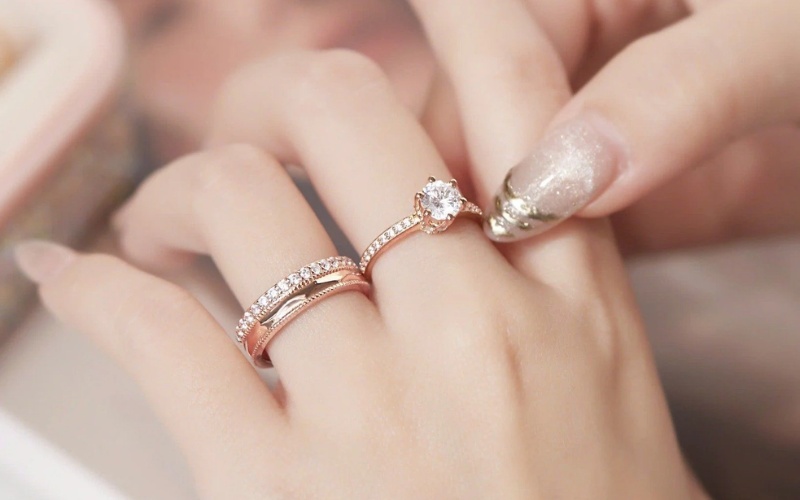 Nhẫn cầu hôn vàng hồng đính viên kim cương chủ lấp lánh