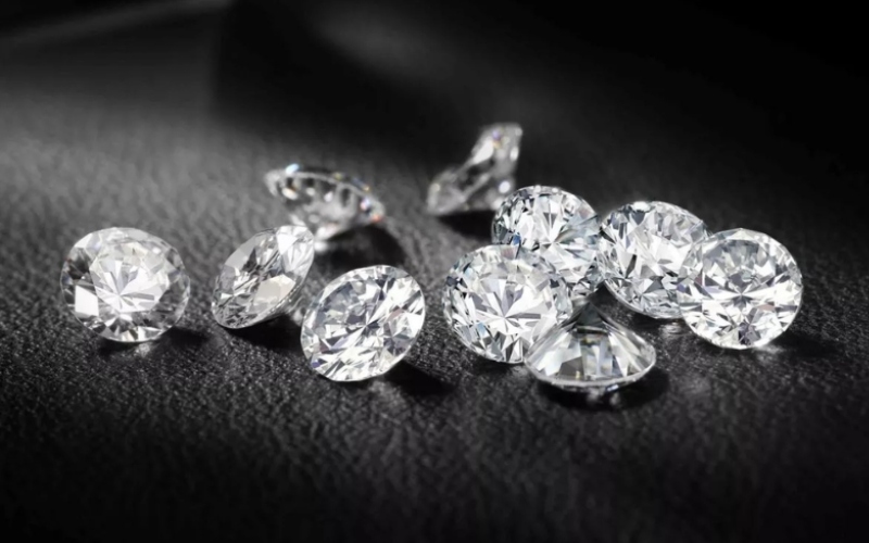Moissanite chính là sự lựa chọn ưu tiên giúp tạo nên điểm nhấn rạng rỡ