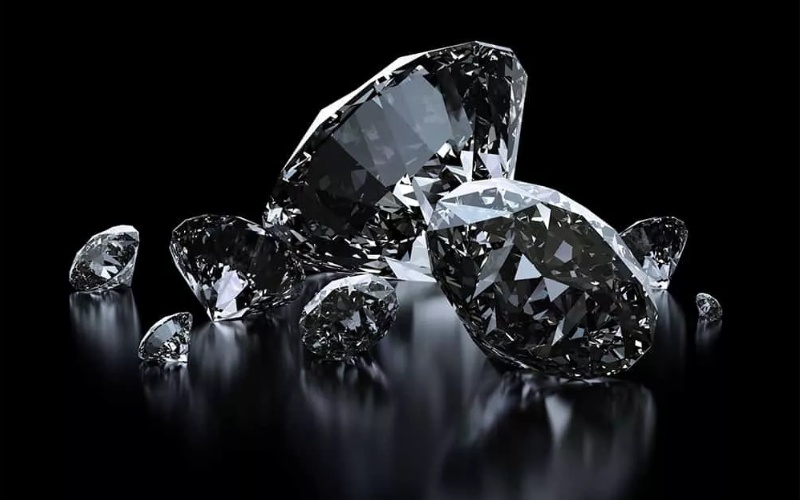Vẻ sáng trong, độ bền gần như vĩnh cửu và giá trị lâu dài của kim cương khiến người ta liên tưởng đến sự sáng suốt
