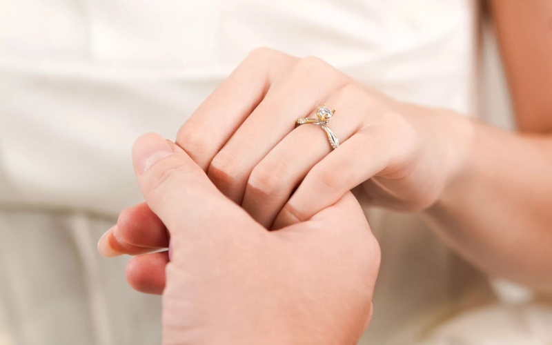 Nếu đang chọn nhẫn cho một cột mốc tình cảm, ngón áp út vẫn là phương án dễ hiểu và có tính biểu tượng rõ nhất