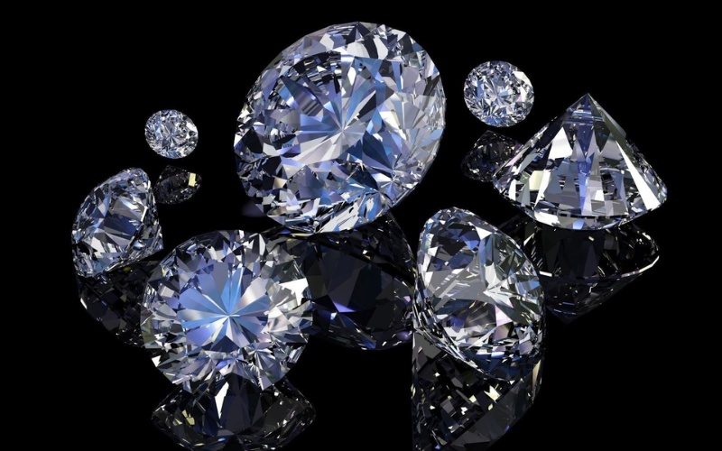 Bạn hãy nhìn vào carat nếu muốn biết viên đá nặng bao nhiêu và xem số ly hoặc millimeter nếu muốn hình dung viên đá