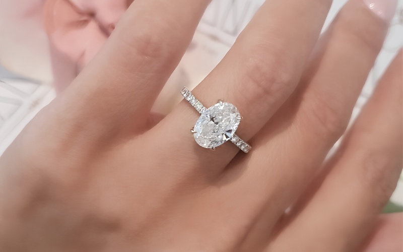 Nhẫn cầu hôn đính kim cương Oval lấp lánh và nổi bật
