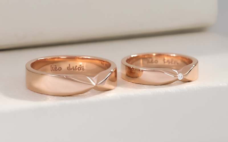 Cặp nhẫn cưới vàng hồng 18K khắc biệt danh của cặp đôi