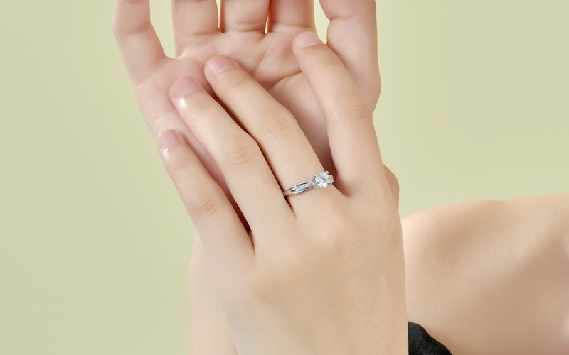Nhẫn cầu hôn đính đá chủ kim cương lấp lánh