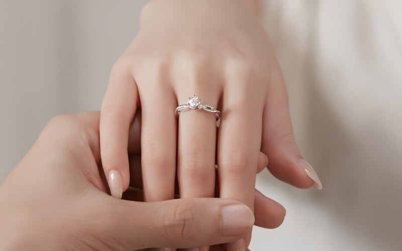 Nhẫn cầu hôn đai nhẫn uốn lượn mềm mại đính đá Moissanite