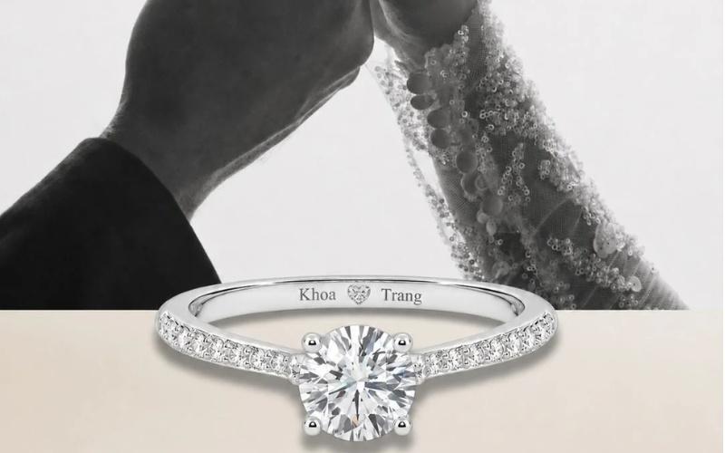 Khắc lên nhẫn cầu hôn là cách cá nhân hóa chiếc nhẫn bằng một chi tiết nhỏ