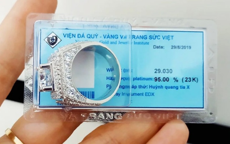 Nhẫn đính kim cương kèm giấy kiểm định GIV