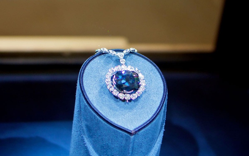 The Hope mang màu xanh đậm hiếm và hiện trưng bày tại bảo tàng Smithsonian ở Hoa Kỳ