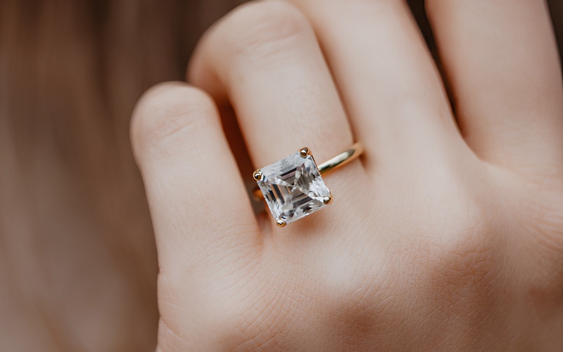 Nhẫn cầu hôn đính kim cương giác cắt Asscher