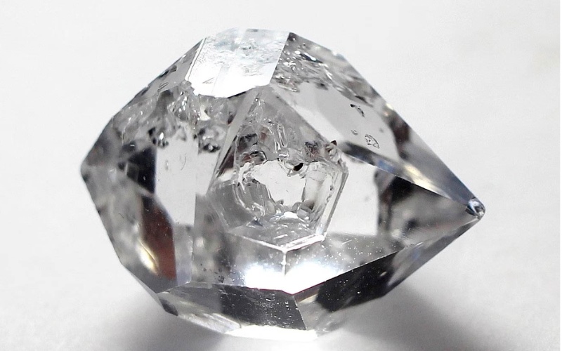 Kim cương Herkimer không phải kim cương thật mà là một dạng thạch anh (SiO2) có độ trong cao