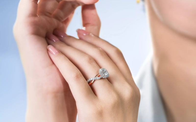 Bạn muốn sở hữu một viên đá chủ lộng lẫy với chi phí dễ cân đối thì kim cương nhân tạo rất phù hợp
