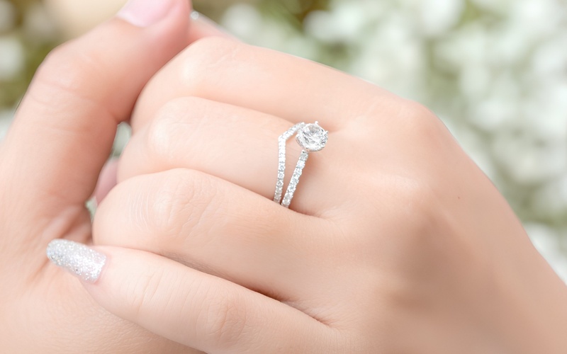 Nhẫn cầu hôn đính kim cương nước E lấp lánh và tinh tế