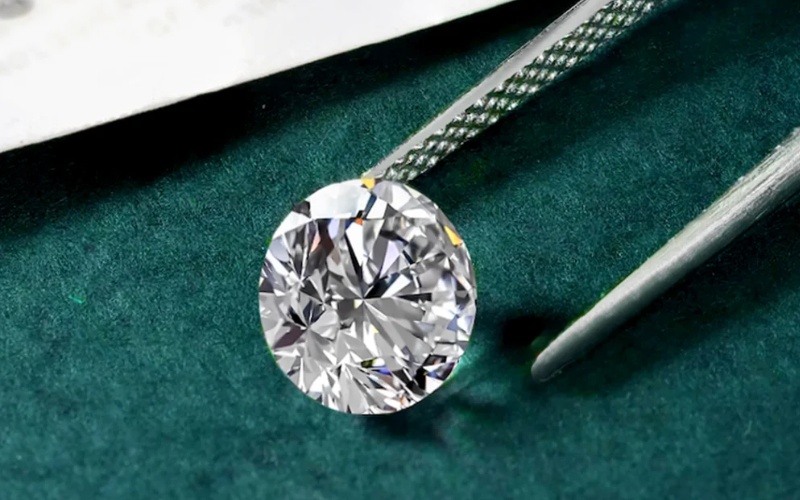 Kim cương nước G đại diện cho cấp độ màu G trên thang đo D - Z chuẩn quốc tế của GIA