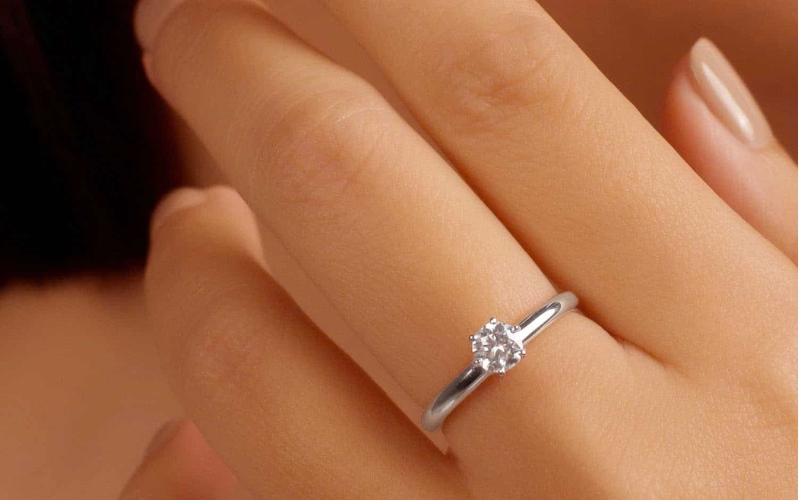 Kim cương nước H phù hợp khi bạn muốn viên đá nhìn sáng đẹp trong sử dụng thực tế