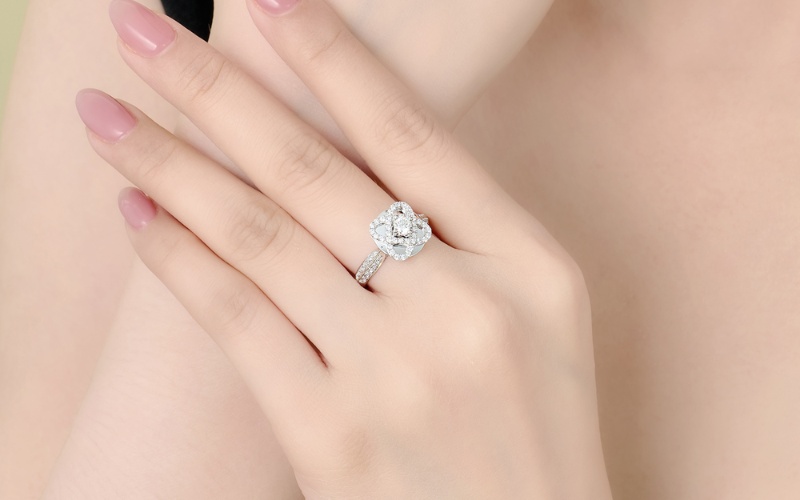 Kim cương trắng nổi bật và lấp lánh trên nền vàng trắng thanh lịch
