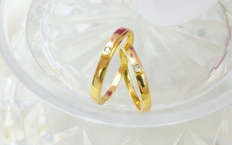 Nhẫn cưới đính 1 viên kim cương ở trung tâm