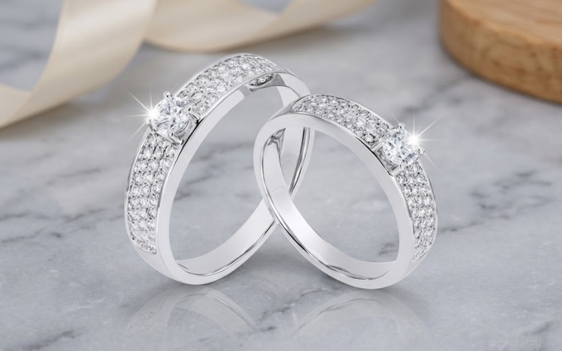 Nhẫn cưới đính nửa vòng kim cương lấp lánh