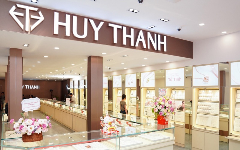 Huy Thanh Jewelry là thương hiệu trang sức trẻ trung, năng động, rất được các cặp đôi trẻ yêu thích