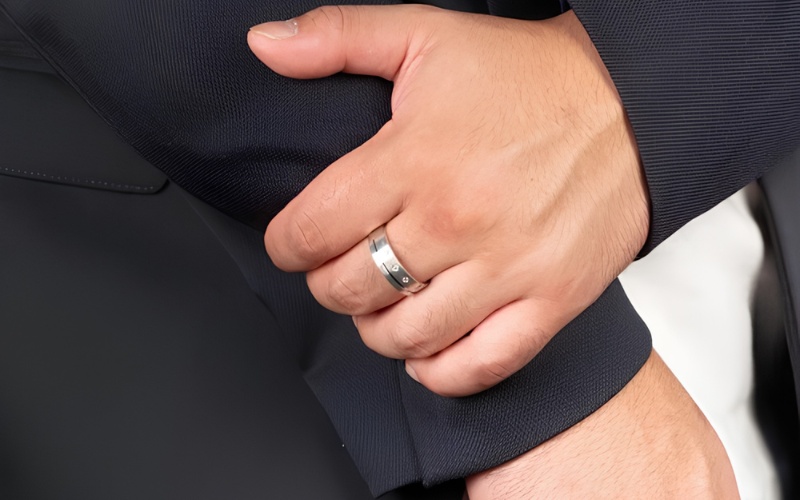 Nhẫn đính hôn nam mang phong cách cá nhân nhiều hơn so với nhẫn cưới