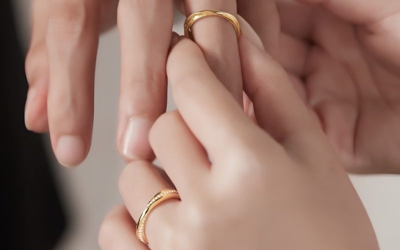 Thử nhẫn cưới đúng size trước khi quyết định chọn nhẫn