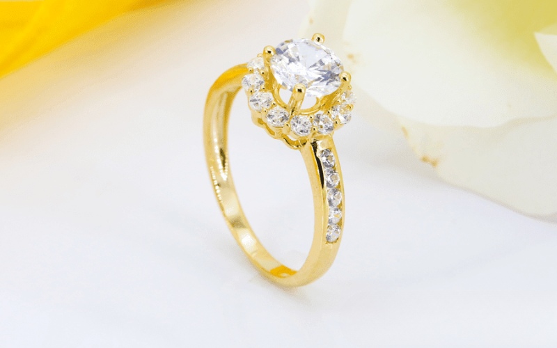 Nhẫn cầu hôn thường mua 1 chiếc để người cầu hôn trao cho người được cầu hôn trong khoảnh khắc ngỏ lời