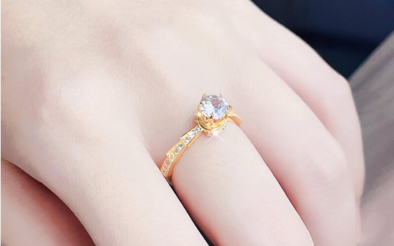 Nhẫn cầu hôn thường mang tính chất một người trao tặng cho người còn lại nên 1 chiếc là lựa chọn tự nhiên