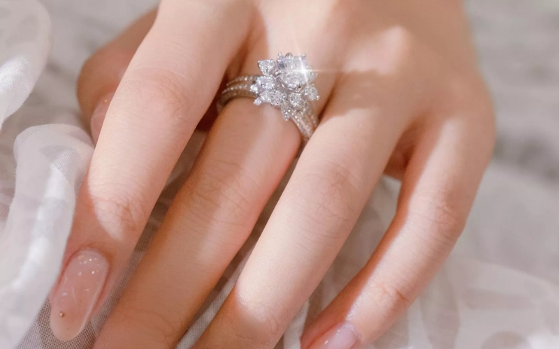 Đeo nhẫn cưới ngón giữa tượng trưng cho sự cân bằng và ổn định