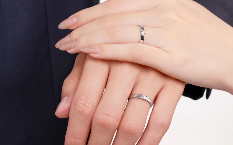 Nhẫn cưới vàng trắng 10K đính đá chủ CZ lấp lánh