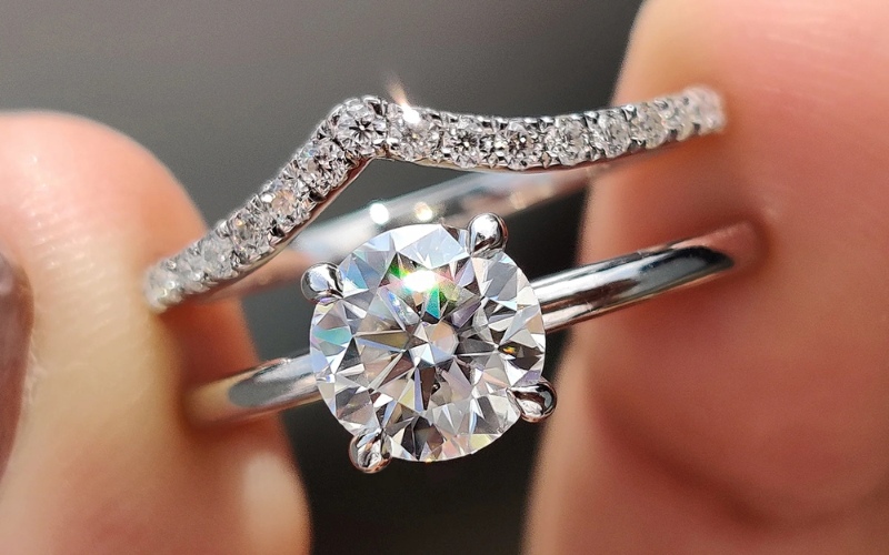 Nhẫn cưới kèm nhẫn đính hôn là cách gọi dùng để chỉ mối liên hệ giữa nhẫn cưới và nhẫn đính hôn