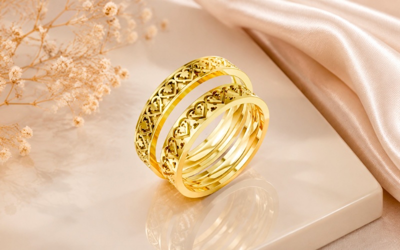 Nhẫn cưới H48 nổi bật với họa tiết đối xứng hình trái tim lồng ghép uyển chuyển