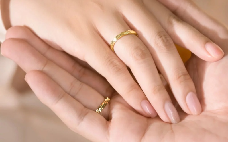Chọn bản nhẫn phù hợp với dáng tay để phù hợp đeo hàng ngày