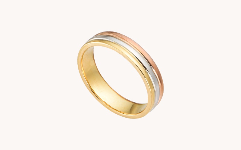 Nhẫn cưới bản vừa phối ba màu cá tính và nổi bật