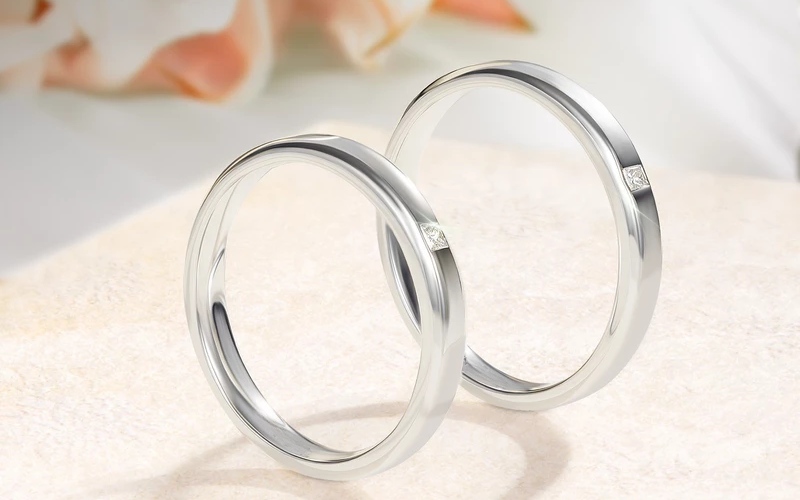 Nhẫn cưới trơn là kiểu nhẫn cưới có thiết kế tối giản, không tập trung vào đá chủ hay họa tiết trang trí cầu kỳ