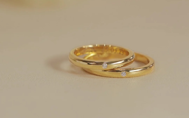 Nhẫn cưới vàng 18K thiết kế bản nhẫn vừa tối giản