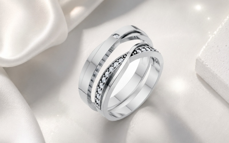 Nhẫn cưới S141 gây ấn tượng với nhẫn nữ viền hàng đá nhỏ chạy dọc một bên thân