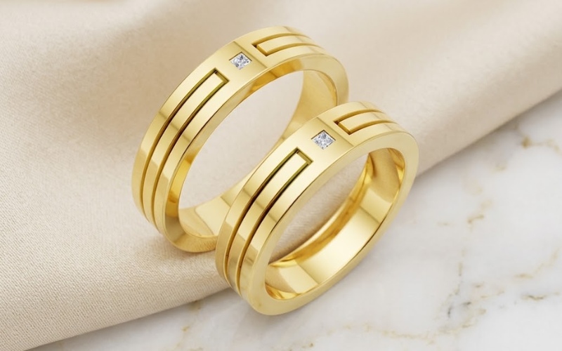 Nhẫn cưới A100 sở hữu thiết kế vàng trơn bóng tối giản, mang lại vẻ đẹp cổ điển và không bao giờ lỗi mốt theo thời gian