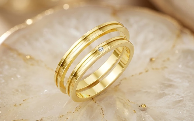 Nhẫn cưới A254 gây ấn tượng mạnh mẽ nhờ sự kết hợp tinh xảo giữa đai nhẫn vàng trơn cao cấp cùng viên đá quý lấp lánh
