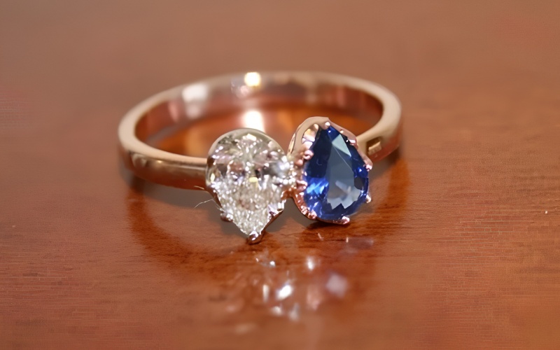 Nhẫn đính hôn kết hợp viên chủ kim cương với đá sapphire