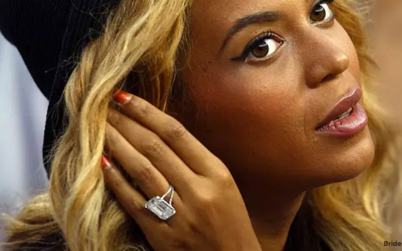 Nhẫn đính hôn của Nữ ca sĩ Beyoncé nổi bật với viên kim cương emerald lớn